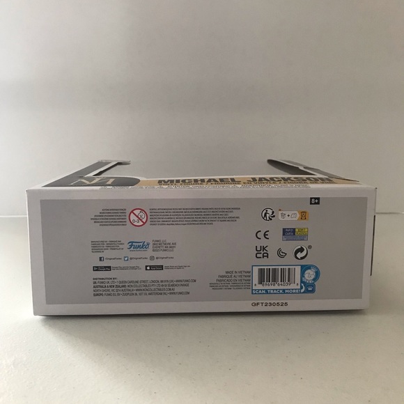 Funko Pop! Michael Jackson #33 in front of album cover -P - Picture 2 of 8